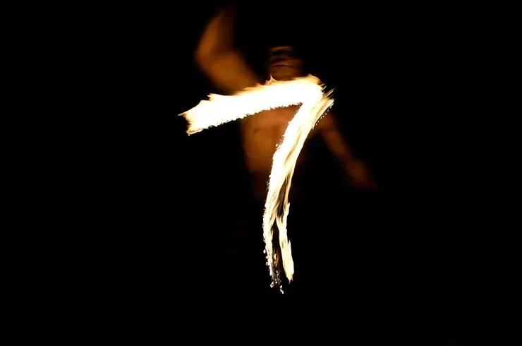 Numero 7 illuminato al neon nel buio - simbolo del prezzo psicologico usato dai guru