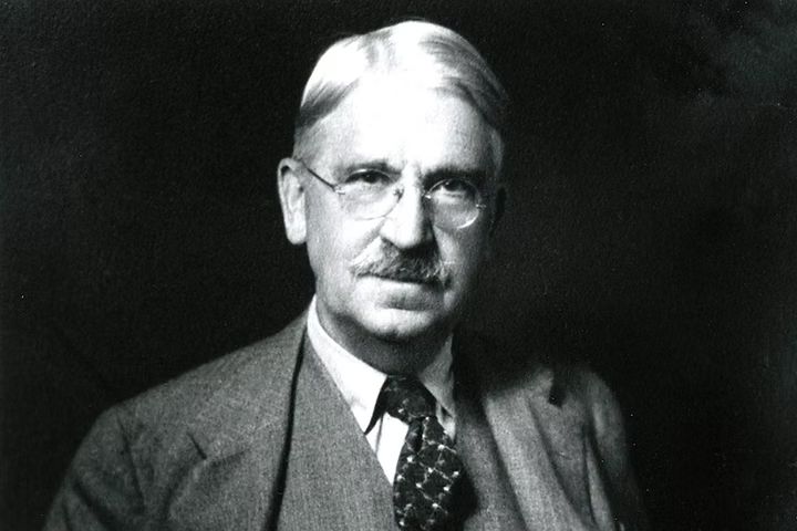 Ritratto di John Dewey, autore del modello a 5 fasi del processo decisionale del consumatore (1910)