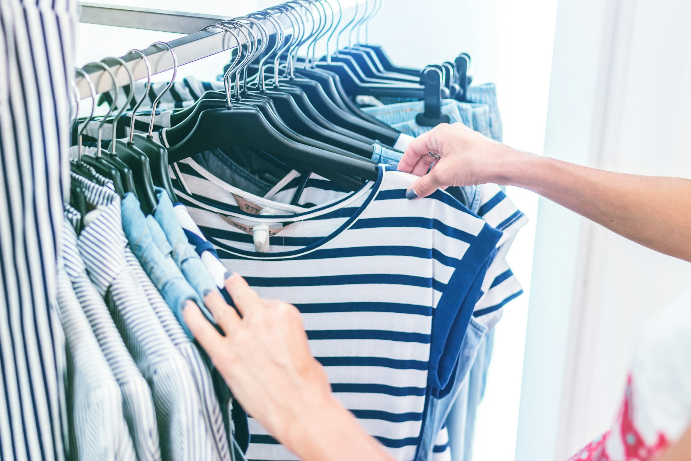 Persona organiza ropa vintage para reselling — workflow Deep Marketing 2026