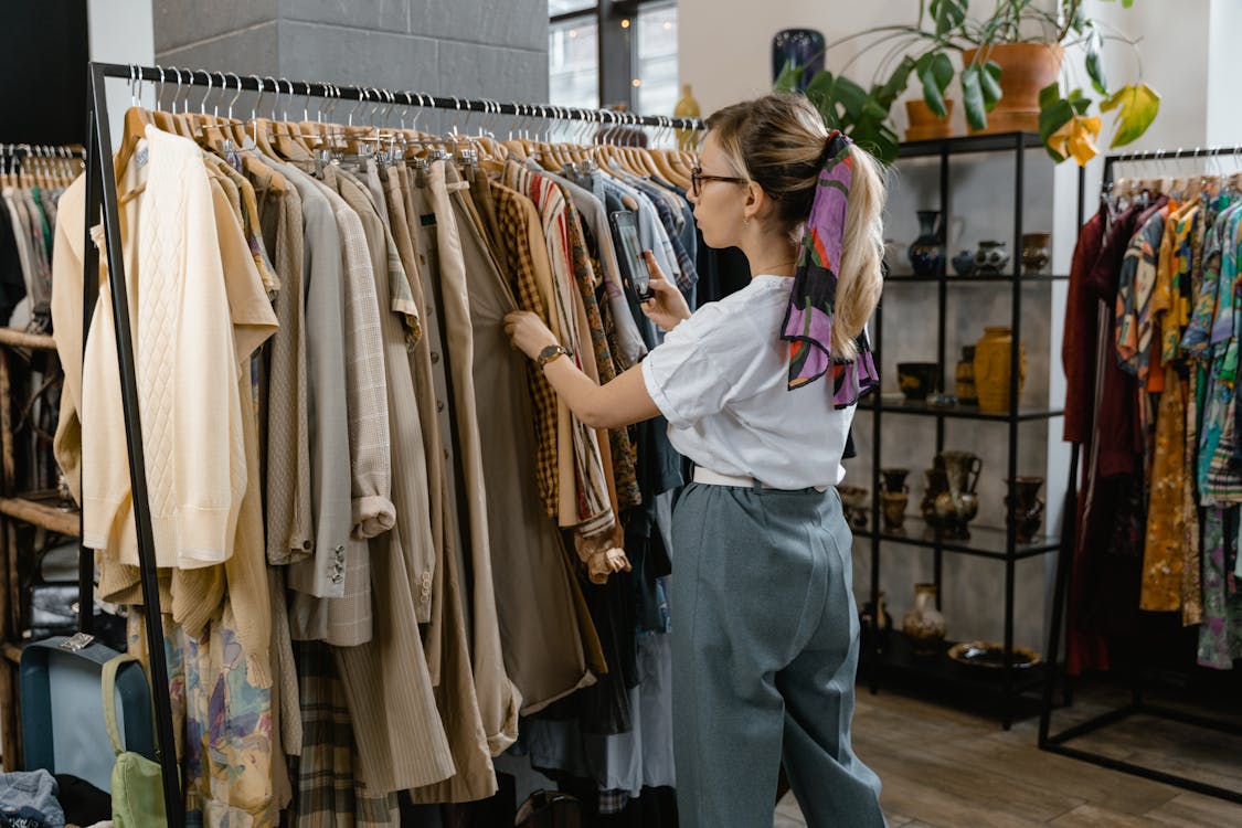 Etiqueta de precio sobre prenda vintage en fase de valoración para reselling