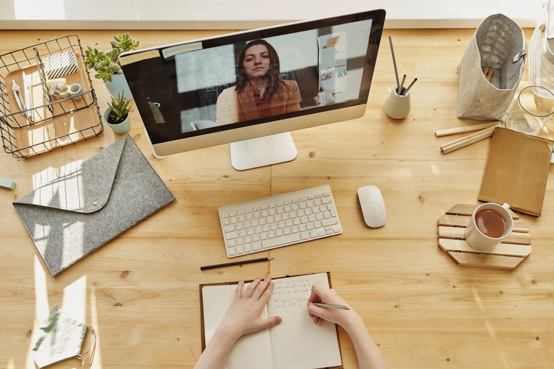 Persona davanti a un diagramma complesso su lavagna trasparente — la complessità del marketing moderno secondo Deep Marketing