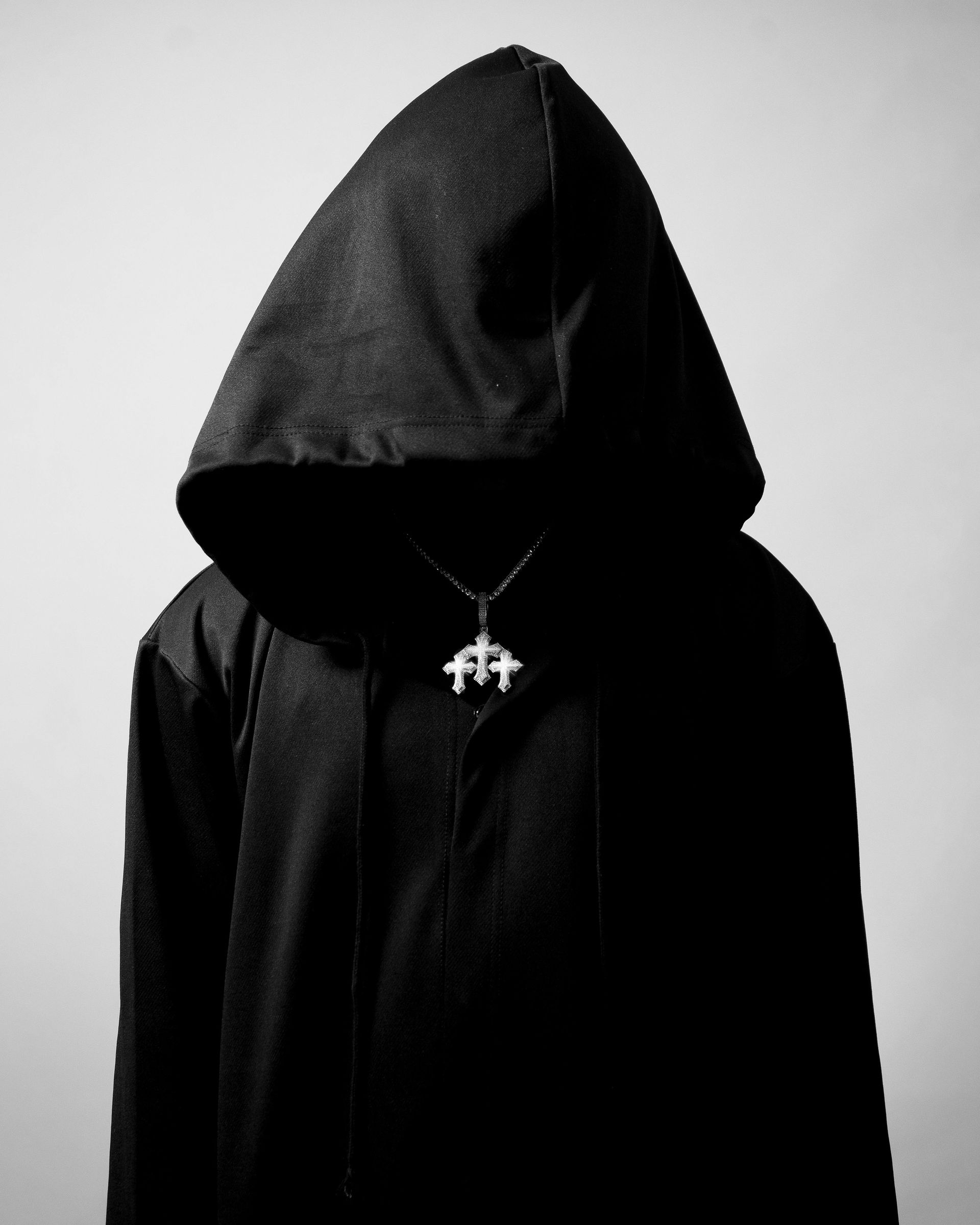 Adepto de una secta — metáfora de la dinámica psicológica que los fuffaguru construyen alrededor de sus alumnos