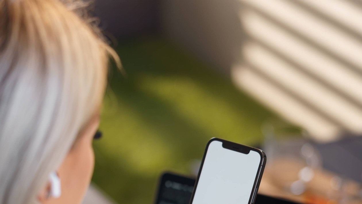 Video Ads Social: Verticale, Sound-Off e Hook (Cosa È Testato e Cosa No)