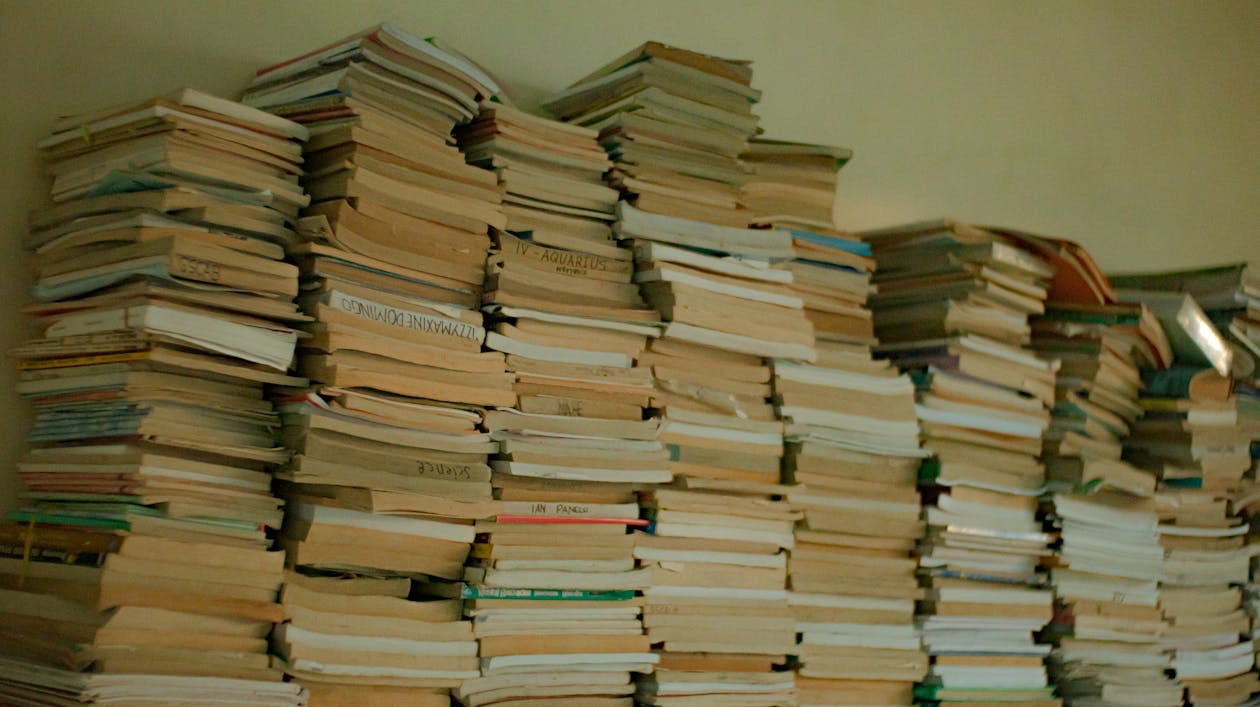 Pile di libri in libreria &mdash; i 5 libri di psicologia per marketer nel 2026