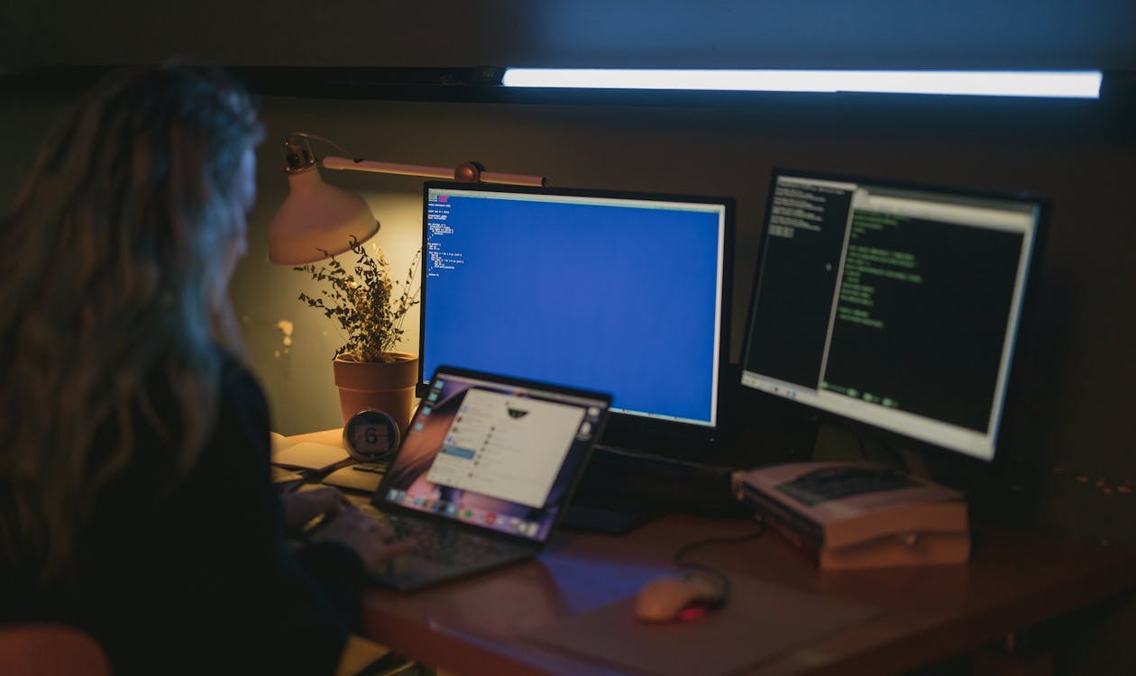 Portátil abierto sobre un escritorio con interfaz de IA y café &mdash; cómo funciona ChatGPT y los Large Language Models en 2026