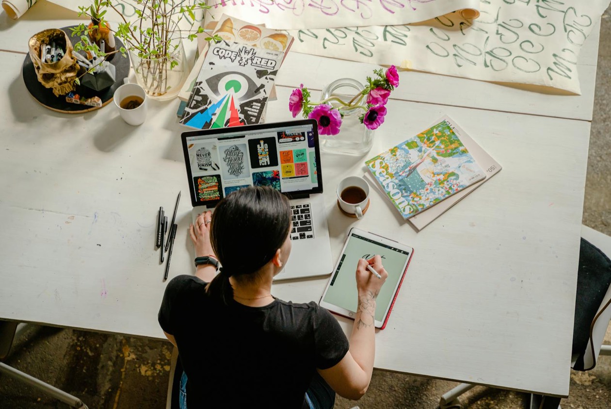 Diseñador trabajando en copy y creatividad para anuncios sociales &mdash; contenidos persuasivos en 2026