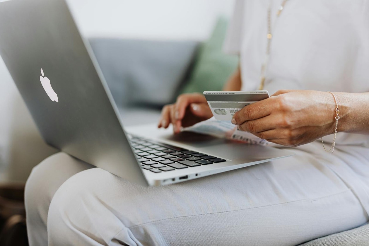 E-commerce dashboard and shopping carts &mdash; 2026 customer acquisition cost analysis