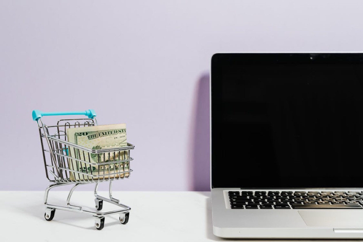 Online shopping con laptop e carrello: il retail media intercetta l'utente nel momento d'acquisto