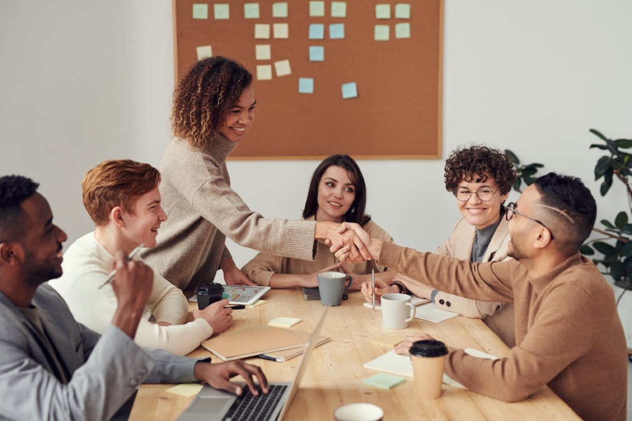 Tavolo riunioni con laptop per selezione agenzia marketing e valutazione RFP 2026
