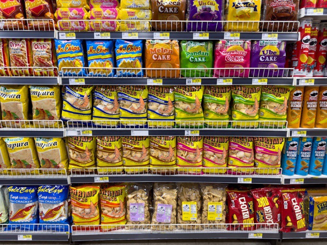 Packaging colorido en estanter&iacute;a de tienda &mdash; contexto y color en marketing de consumo